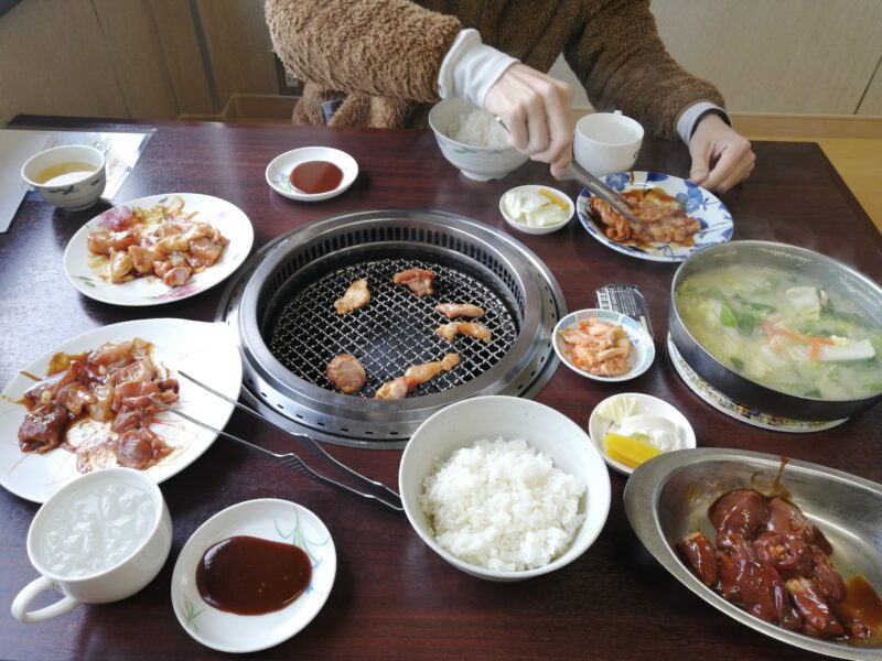 前島食堂テーブル